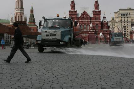 Красная площадь. На снимке: поливальная техника.