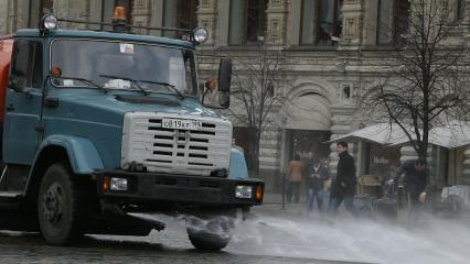 Красная площадь. На снимке: поливальная техника.