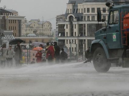 Поливальная техника в центре.