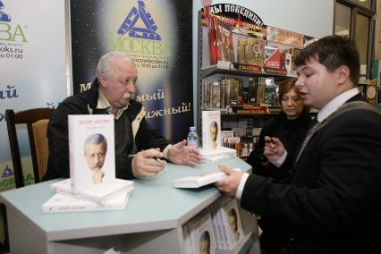 Телеведущий, писатель Леонид Якубович во время презентации своей книги `По чуть-чуть...` в книжном магазине `Москва`.