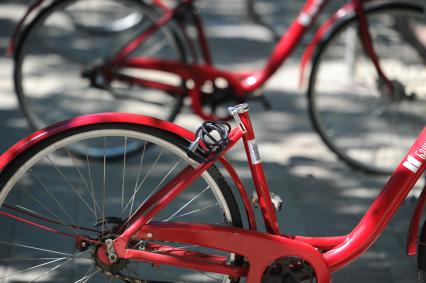 Отсутствие седушки у прокатного велосипеда на Чистопрудном бульваре.