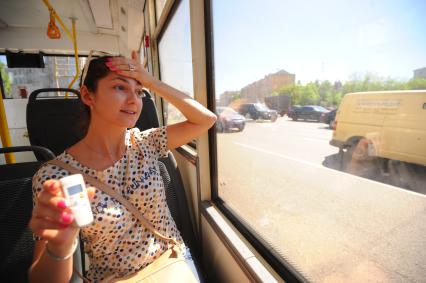 Жара в Москве. Корреспондент КП Александра Крылова измеряет термогигрометром воздух в автобусе.
