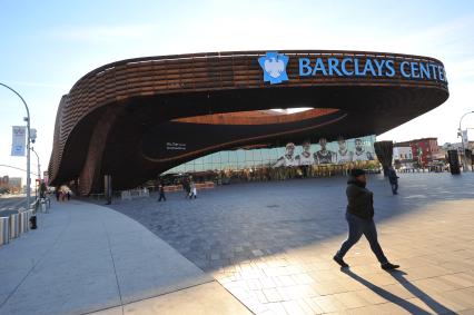 Нью-Йорк. На снимке: спортивная арена \'Барклайс-центр\' (Barclays Center) в Бруклине. Владелец Михаил Прохоров.