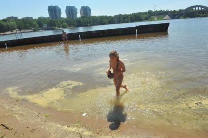 Химкинское водохранилище. На снимке: девочка с мячом.