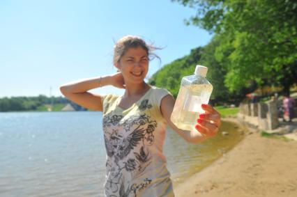 Химкинское водохранилище. На снимке: корреспондент КП Александра Крылова берет пробу воды.