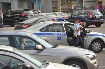 Сотрудник ДПС во время дежурства на дороге.