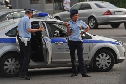 Сотрудники ДПС во время дежурства на дороге.