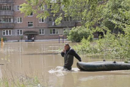 Эвакуация населения в поселке Сорокино городского округа Бийск во время наводнения из-за паводка.