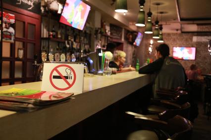 Знак `Курение запрещено` в баре.