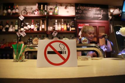 Знак `Курение запрещено` в баре.