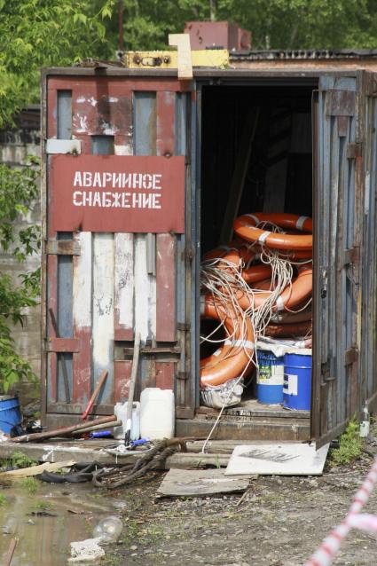 Ангар с надписью: `Аварийное снабжение`.