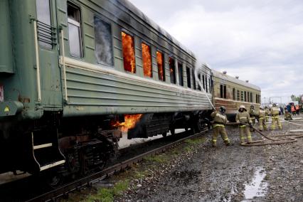 Учения МЧС. Тренировка спасателей. Пожарные на месте крушения поезда.