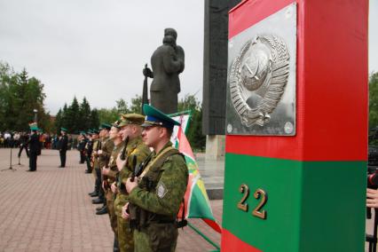 День пограничника в Барнауле. Пограничный столб на площади Победы.