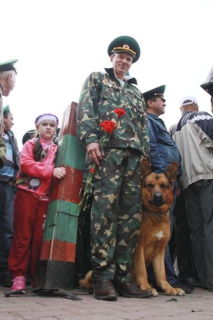 День пограничника в Барнауле. Пограничник с собакой у пограничного столба.
