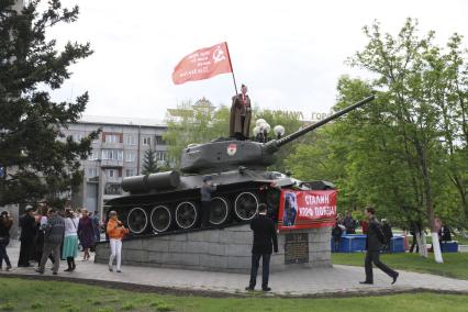 Празднование годовщины Победы в Барнауле. Ветеран на танке Т-34.