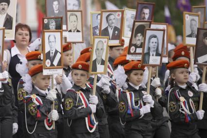 Празднование годовщины Победы в Барнауле. Акция `Бессмертный пункт`. Кадеты МЧС из СОШ 52 участвуют в акции.