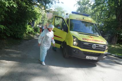 Автомобиль скорой медицинской помощь въезжает на территорию больницы во время учений