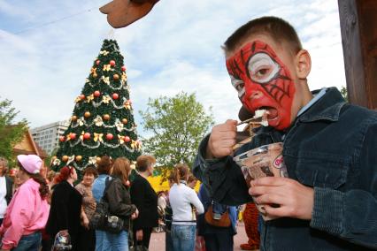 Традиционный фестиваль мороженого в парке `Сокольники`. На снимке: мальчик ест мороженое.