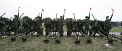 449-й отдельный салютный дивизион во время показательной тренировки к праздничному салюту в День Победы.