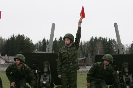 449-й отдельный салютный дивизион во время показательной тренировки к праздничному салюту в День Победы.