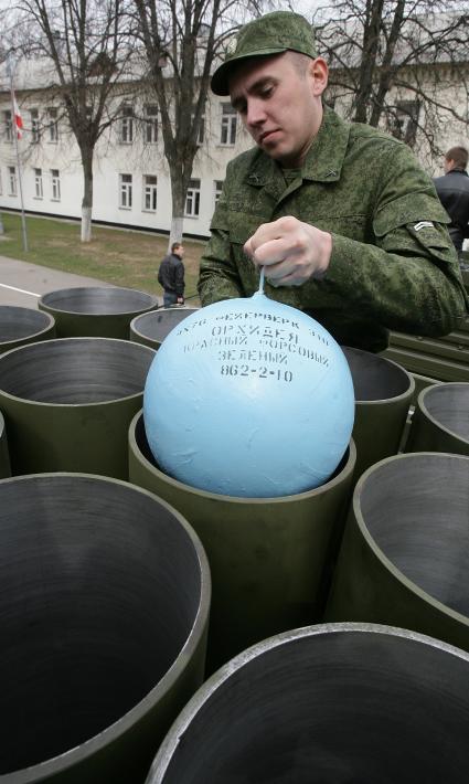 449-й отдельный салютный дивизион во время показательной тренировки к праздничному салюту в День Победы.