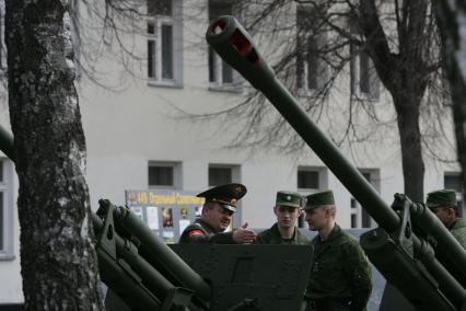 449-й отдельный салютный дивизион во время показательной тренировки к праздничному салюту в День Победы.