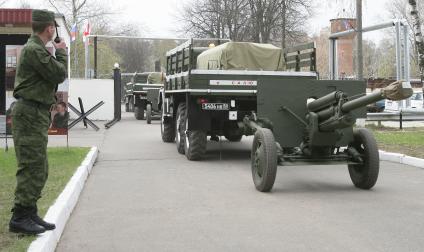 449-й отдельный салютный дивизион во время показательной тренировки к праздничному салюту в День Победы.