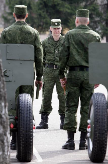 449-й отдельный салютный дивизион во время показательной тренировки к праздничному салюту в День Победы.