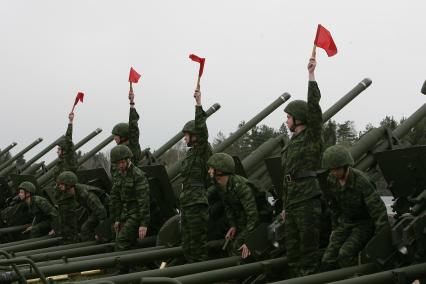 449-й отдельный салютный дивизион во время показательной тренировки к праздничному салюту в День Победы.