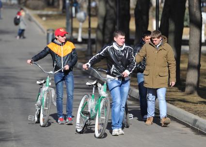 Парк культуры и отдыха имени Горького. На снимке: молодые люди с велосипедом.