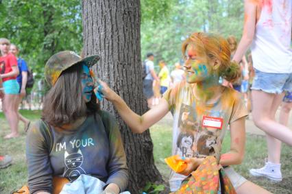 Фестиваль красок `Холи` в Лужниках. На снимке: девушки с краской на лице.