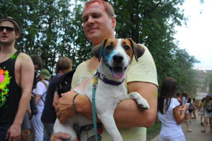 Фестиваль красок `Холи` в Лужниках. На снимке: мужчина с собакой.