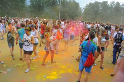 Фестиваль красок `Холи` в Лужниках. На снимке: молодежь в разноцветных красках.