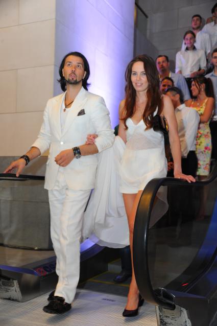 Открытие `Vegas Crocus City`. На снимке: певец Денис Клявер с супругой Ириной.