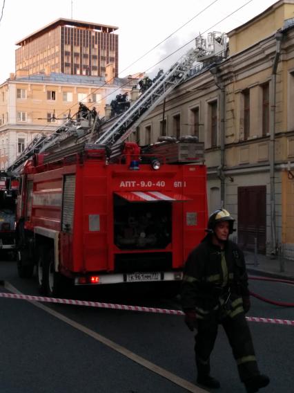 Пожар в административном здании на улице Маросейка 6/8.