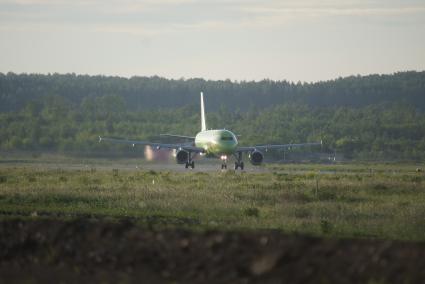 самолет аэробус А319 компании s7 на взлетной полосе аэропорта Кольцово в Екатеринбурге