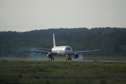 самолет Turkish Airlines Airbus A321-2 TC-JRL приземлился на взлетной полосе аэропорта Кольцово в Екатеринбурге