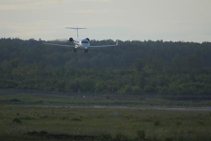 самолет VP-BBE Bombardier CRJ 200, авиакомпания Ямал приземлился на взлетной полосе аэропорта Кольцово в Екатеринбурге