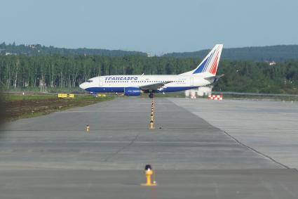 самолет Boeing 737 авиакомпании Трансаэро на взлетной полосе аэропорта Кольцово в Екатеринбурге