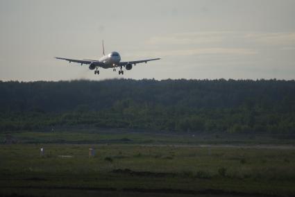 самолет Turkish Airlines Airbus A321-2 TC-JRL приземлился на взлетной полосе аэропорта Кольцово в Екатеринбурге