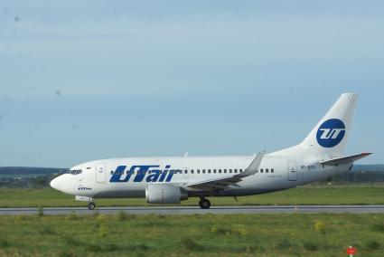 самолет Boeing 737 авиакомпании Utair  на взлетной полосе аэропорта Кольцово в Екатеринбурге