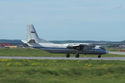 самолет Ан-26Б RA-26142 авиакомпании Псков-Авиа  садится в  аэропорту Кольцово в Екатеринбурге