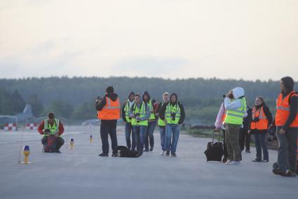 группа фотографов во время споттинга в аэропорту Кольцово в Екатеринбурге