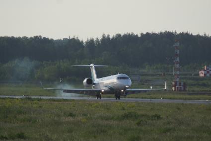 самолет VP-BBE Bombardier CRJ 200, авиакомпания Ямал приземлился на взлетной полосе аэропорта Кольцово в Екатеринбурге