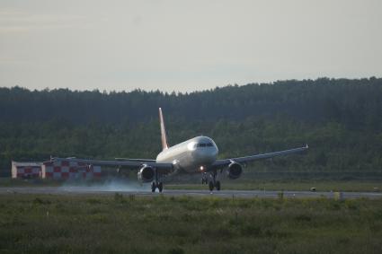 самолет Turkish Airlines Airbus A321-2 TC-JRL приземлился на взлетной полосе аэропорта Кольцово в Екатеринбурге