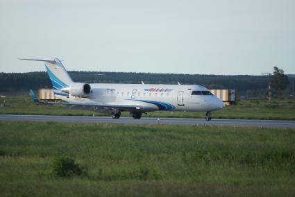 самолет VP-BBE Bombardier CRJ 200, авиакомпания Ямал приземлился на взлетной полосе аэропорта Кольцово в Екатеринбурге