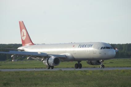 самолет Turkish Airlines Airbus A321-2 TC-JRL приземлился на взлетной полосе аэропорта Кольцово в Екатеринбурге