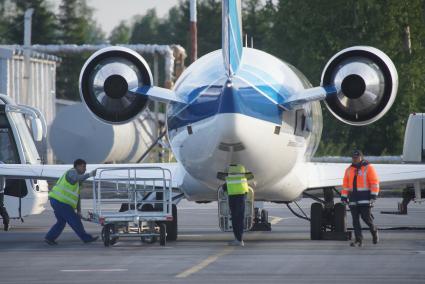 самолет VP-BBE Bombardier CRJ 200, авиакомпания Ямал на техническом обслуживании в аэропорту Кольцово в Екатеринбурге