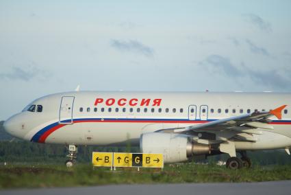 самолет аэробус А320 компании Россия на взлетной полосе аэропорта Кольцово в Екатеринбурге