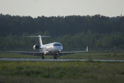 самолет VP-BBE Bombardier CRJ 200, авиакомпания Ямал приземлился на взлетной полосе аэропорта Кольцово в Екатеринбурге